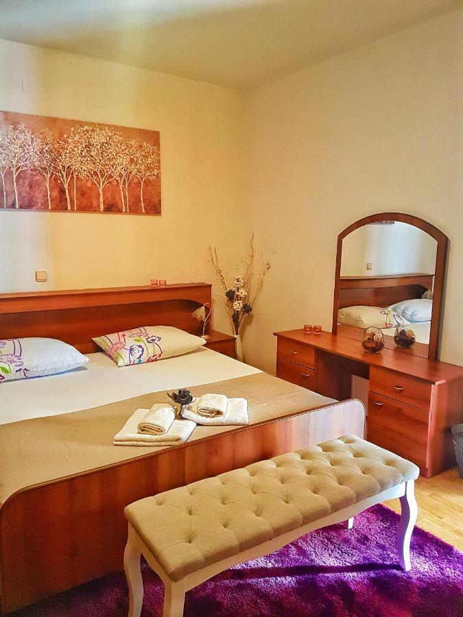 Holiday House Pasjak Sapjane Екстериор снимка