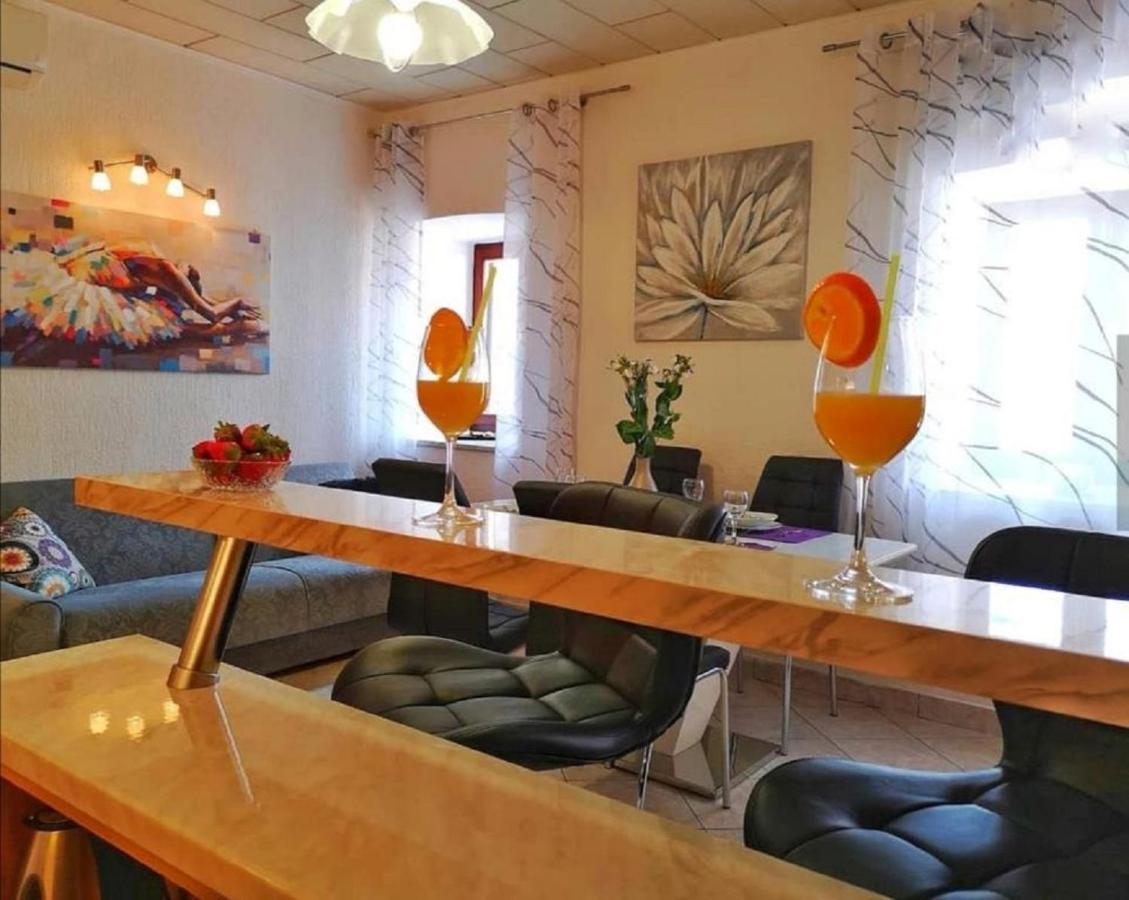 Holiday House Pasjak Sapjane Екстериор снимка
