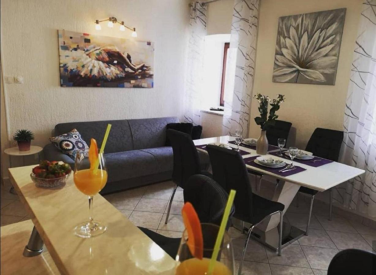 Holiday House Pasjak Sapjane Екстериор снимка